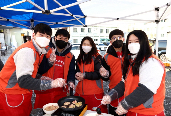 한국타이어 신입사원 100여명이 밑반찬 조리 봉사활동에 나서고 있다. <사진=한국타이어앤테크놀로지>