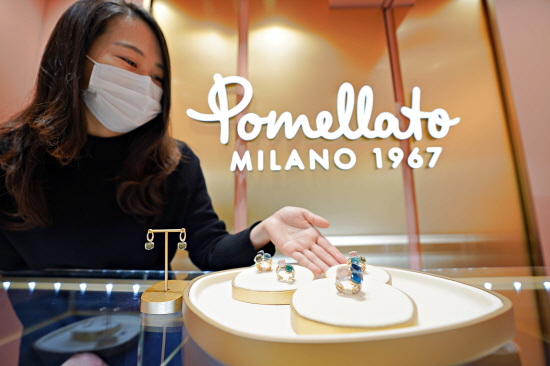 롯데면세점은 이탈리아 럭셔리 주얼리 브랜드 포멜라토(Pomellato)의 단독 부티크를 국내 최초로 명동 본점에 오픈했다고 19일 밝혔다. 사진은 다채로운 원석이 돋보이는 포멜라토의 누도(Nudo) 컬렉션. 