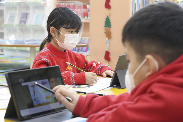 안산시에 거주하는 다문화 초등학생들이 KT 온라인 교육 플랫폼 'KT랜선에듀'를 통해 멘토와 랜선야학 수업에 참여하고 있다. <사진=KT>