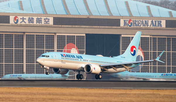대한항공 보잉 737-8 항공기 1호기가 지난 2월 13일 김포공항에 착륙하고 있다. <사진=대한항공>