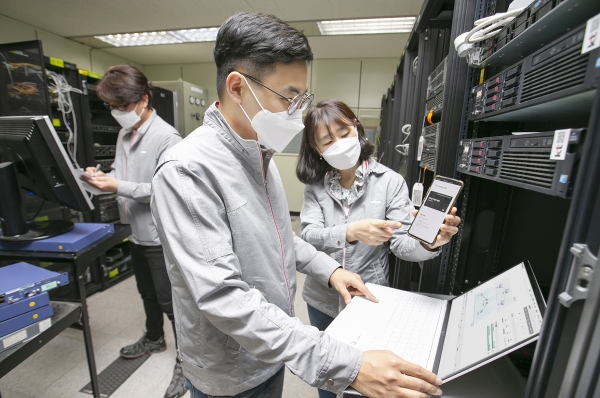 KT 연구원들이 대전 KT대덕제2연구센터에서 '양자 하이브리드 기술'을 시연하고 있다. <사진=KT>
