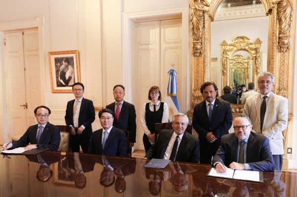 최정우 포스코그룹 회장이 21일 페르난데스 아르헨티나 대통령을 만나 리튬사업에 대한 현안을 설명하고 향후 추진할 사업 계획에 대한 지속적인 협력 방안을 논의했다. 이에 참여한 (첫 번째 줄 왼쪽부터) 유병옥 포스코홀딩스 친환경미래소재팀장(부사장), 최정우 포스코그룹 회장, 페르난데스(Alberto Fernandez) 아르헨티나 대통령, 쿨파스(Matias Kulfas) 연방 생산부 장관, 두 번째 줄 좌측부터 이경섭 포스코홀딩스 이차전지소재담당, 김광복 포스코아르헨티나 법인장, 아빌라(Fernanda Avila) 연방 광업 차관, 사엔즈(Gustavo Saenz) 살타주지사, 안드라다(Guillermo Andrada) 연방 상원의원) 등이 기념촬영을 하고 있다. <사진=포스코홀딩스>