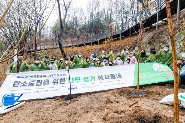 4월 1일 식목일을 앞두고 HMM 임직원과 그 가족들이 탄소중립을 위한 나무심기 봉사활동에 참여했다. <사진=HMM>