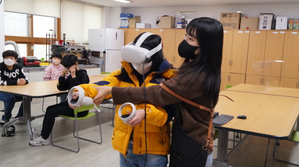 포항 명도학교 학생이 VR직업훈련을 체험하고 있다. <사진=포스코>