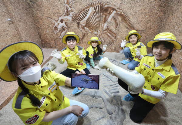 아이들이 서울 송파구에 위치한 키자니아 서울의 ‘공룡 화석발굴단’ 체험관에서 고생물학자 직업을 체험하고 있는 모습 <사진=LG유플러스>
