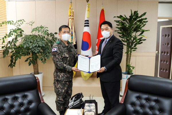 조진만 에어서울 대표(오른쪽)와 박남수 국군수송사령부 사령관이 군 장병 항공권 할인 혜택을 위한 협약을 체결했다. <사진=에어서울>