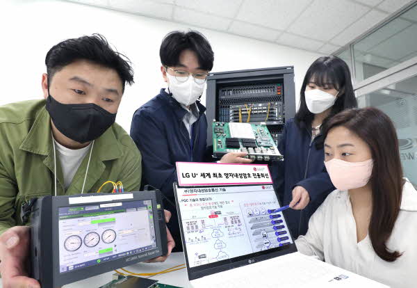 LG유플러스 직원들이 양자내성암호 기술이 적용된 광전송장비를 점검하고 있는 모습 <사진=LG유플러스>