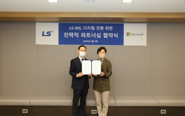 LS그룹은 2일 LS용산타워에서 한국마이크로소프트와 '전략적 파트너십'을 체결했다. 체결식 후 조의제 LS ITC CEO(왼쪽), 이지은 한국마이크로소프트 대표가 기념 사진을 촬영하고 있다. <사진=LS그룹>