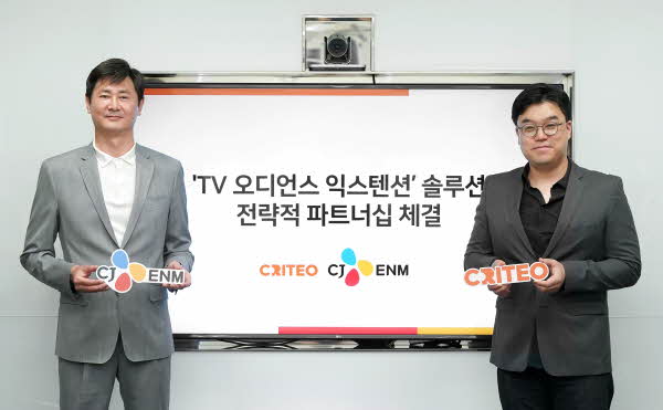 이상무 CJ ENM 미디어솔루션본부장(왼쪽)과 김도윤 크리테오코리아 대표가 'TV 오디언스 익스텐션 파트너십'을 체결한 후 기념 사진 촬영을 하고 있다. <사진=CJ ENM>