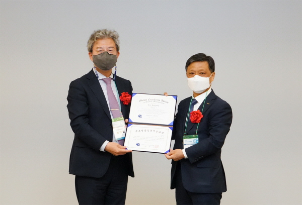 포스코 김학동 부회장(오른쪽)이 글로벌 품질경영인 대상을 수상했다. <사진=포스코>