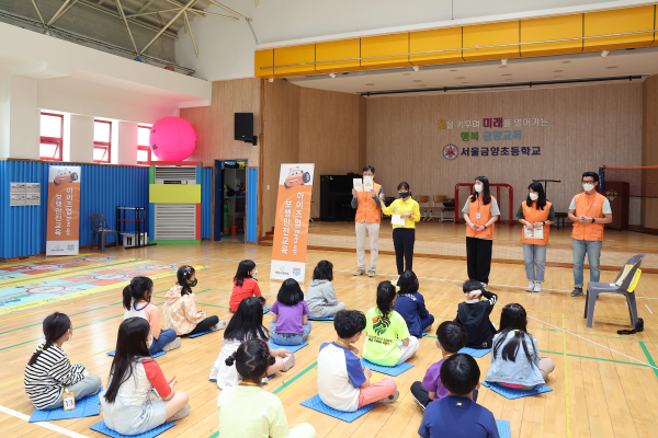 서울 용산구 금양초등학교 학생들이 한화손해보험의 '아이즈업(Eyes Up) 보행안전교육'에 참여하고 있다. <사진=한화손해보험>