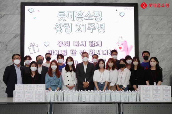 롯데홈쇼핑은 창립 21주년을 맞아 24일 서울 영등포구 양평동 본사에서 기념행사를 열었다고 밝혔다. 사진은 이완신 롯데홈쇼핑 대표(앞줄 왼쪽부터 다섯 번째)와 임직원들이 기념촬영을 하는 모습. 