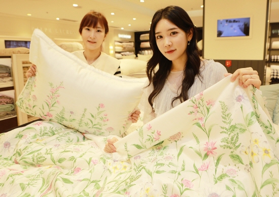 롯데백화점 모델들이 ‘서머 베딩 페스티벌(Summer Bedding Festival)’에서 판매하는 상품을 소개하고 있다. 