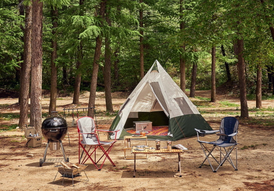 미국 월마트의 캠핑용품 단독 브랜드 오자크 트레일과 BBQ용품 브랜드 엑스퍼트 그릴의 대표상품들 