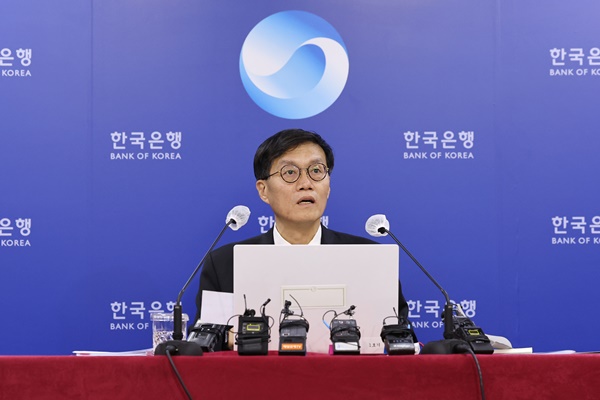 이창용 한국은행 총재가 26일 서울 중구 한국은행에서 열린 금융통화위원회에서 금리인상을 발표하고 있다.