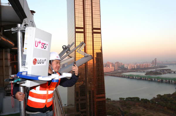 LG유플러스 직원이 올림픽대로 인근 건물 옥상에서 5G 기지국 점검을 하고 있다. <사진=LG유플러스>