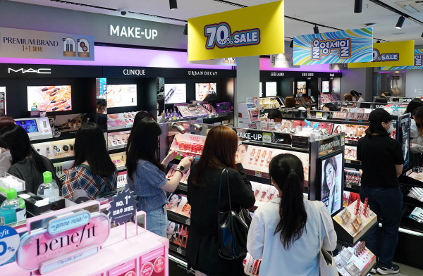 2일 서울 서초구 올리브영 강남 플래그십 매장에서 고객들이 쇼핑을 즐기고 있다. <사진=CJ올리브영>