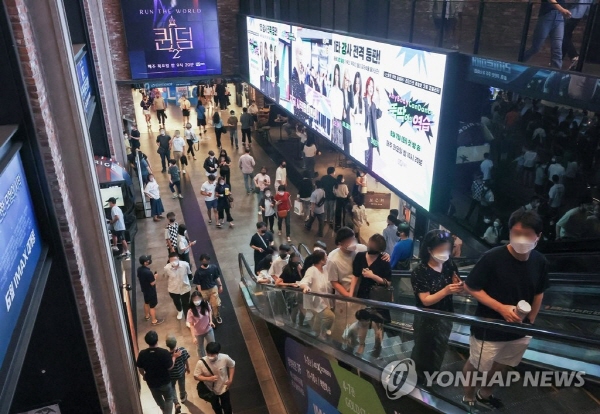 5일 오후 서울 시내 한 영화관이 시민들로 붐비고 있다. <사진=연합>