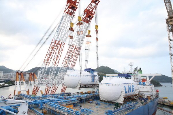 ▲대우조선해양이 포스코와 10여년간의 연구개발 끝에 성공한 고망간강 소재 LNG연료탱크를 선박에 탑재하고 있다.<사진=대우조선해양>