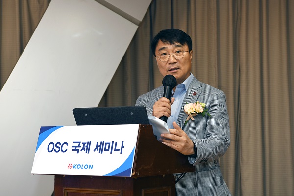 김정일 코오롱글로벌 대표이사 사장이 ‘OSC 활성화를 위한 국제 세미나’에서 기조연설을 하고 있다. <사진=코오롱글로벌>