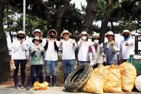 5일 상하농원 고창 갯벌 플로깅 캠페인에 참여한 참가자들이 기념촬영을 하고 있다. 