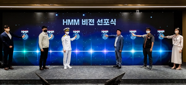 김경배 HMM 대표(오른쪽 3번째)가 회사 임직원들과 함께 비전 선포식 기념 사진을 촬영 중이다. <사진=HMM>