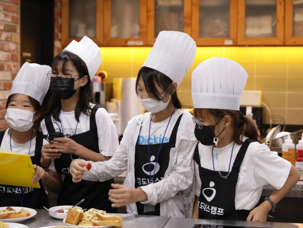 16일 열린 ‘CJ도너스캠프 공부방 아동들과 CJ임직원이 함께하는 요리대회’ 결승전에 참가한 어린이들이 요리를 하고 있다. 