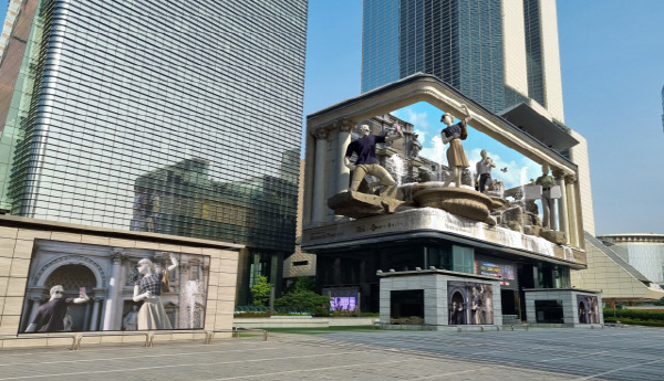 서울 강남구 삼성역 무역센터 케이팝 라이브 미디어(K-POP LIVE MEDIA)에 구현된 공공 미디어 아트 프로젝트 ‘메모리얼 분수대(Memorial Fountain)’ <사진=CJ CGV>