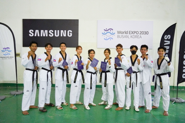 대한민국 대사관 주최 태권도대회에 참가한 캄보디아 청소년 선수들이 기념사진을 촬영하고 있다. <사진=삼성전자>