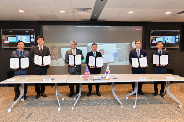 한국과 말레이시아 7개사가 CCS 사업 협력 MOU 체결 후 기념 사진을 촬영 중이다. <사진=SK이노베이션>