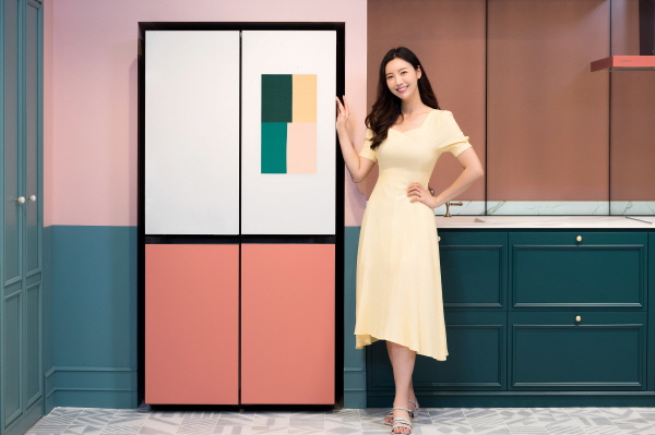 삼성전자 모델이 패밀리허브 냉장고 전용 애플리케이션 '비스포크 아뜰리에'를 통해 에단 쿡 작가의 작품 '무제'를 소개하고 있다. <사진=삼성전자>