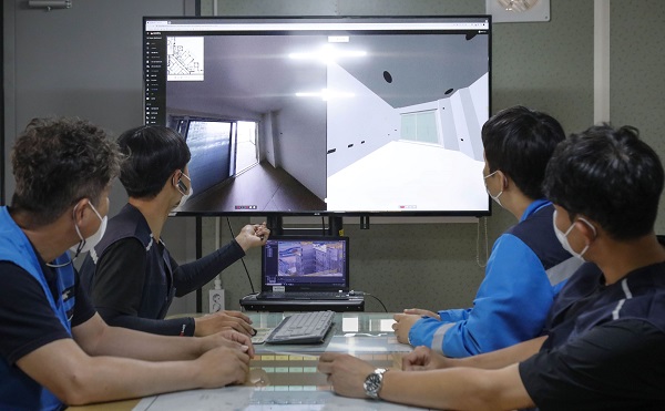 DL이앤씨 직원들이 AI 기반의 컴퓨터 비전 기술과 360도 카메라를 활용한 현장관리 솔루션인 ‘디비전(D.Vision)’을 통해 시공 품질 관리를 진행하고 있다.<사진=DL이앤씨>