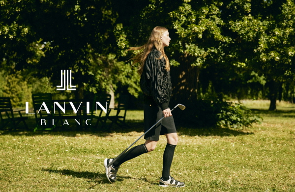 한섬 모델이 럭셔리 골프웨어 브랜드 ‘랑방블랑(LANVIN BLANC)’ 제품을 입고 포즈를 취하고 있다. <사진=한섬>