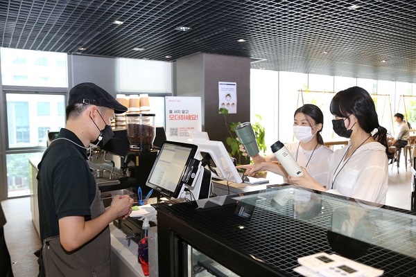 DL이앤씨 직원들이 서울시 종로구 돈의문 디타워에 위치한 D라운지카페에서 개인 컵을 사용해 음료를 주문하고 있다. <사진=DL이앤씨>