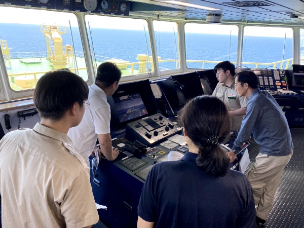 아비커스 직원들이 대형상선에 하이나스 2.0를 탑재한 뒤 자율운항을 통해 대양횡단에 나선 모습.<사진=아비커스>