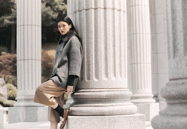 배우 김용지가 LF닥스, 가을·겨울 신상 컬렉션 제품을 입고 화보 촬영을 하고 있다. <사진=LF닥스>