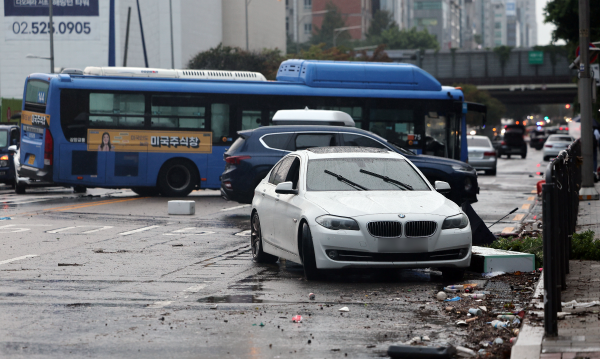 지난 9일 오전 서울 서초구 진흥아파트 앞 서초대로 일대에서 전날 내린 폭우에 침수됐던 차량이 모습을 드러내고 있다. <사진=연합>