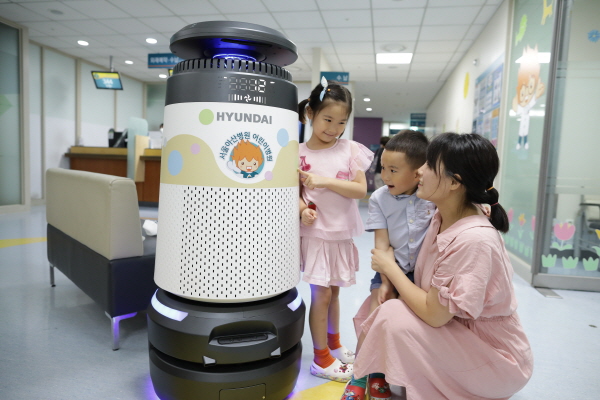 <서울아산병원 신관 1층 어린이병원에서 운영되고 있는 현대로보틱스 방역로봇의 모습>