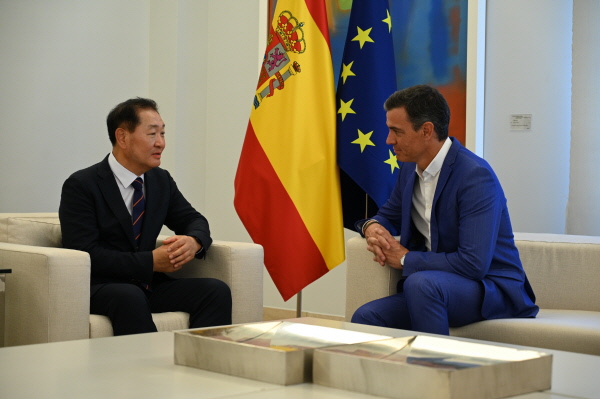 한종희 삼성전자 부회장(왼쪽)이 31일(현지시간) 스페인 마드리드의 총리공관 몽클로아궁에서 페드로 산체스 총리를 만나 디지털화와 지속가능발전에 대해 논의하고, '2030 부산엑스포' 유치 지지를 요청했다. <사진=삼성전자>