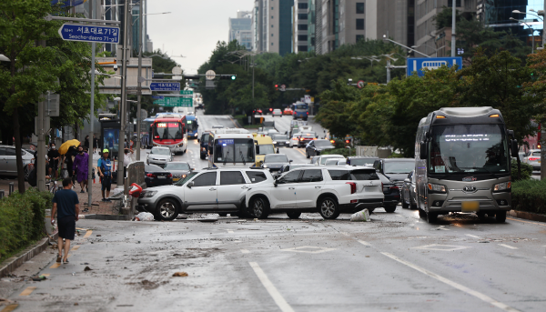 지난달 9일 오전 서울 서초구 진흥아파트 앞 서초대로 일대에서 전날 내린 폭우에 침수됐던 차량이 모습을 드러내고 있다. <사진=연합>