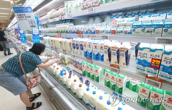 지난달 18일 서울 시내 한 대형마트에서 시민이 우유를 구매하고 있다. <사진=연합뉴스>