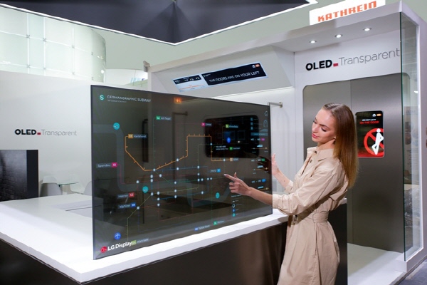 LG디스플레이 모델이 독일 베를린에서 열리는 세계 최대 철도 기술 박람회 '이노트렌스 2022'에서 매표소용 투명 OLED 솔루션을 소개하고 있다. <사진=LG디스플레이>