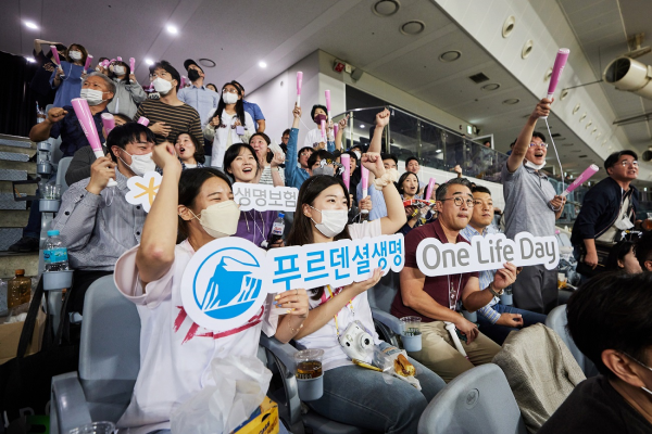 지난 20일 서울 고척 스카이돔에서 열린 키움 히어로즈와 삼성 라이온즈 프로야구 경기에서 푸르덴셜생명보험과 KB생명보험 임직원들이 함께 열띤 응원을 펼치고 있다. <사진=푸르덴셜생명>
