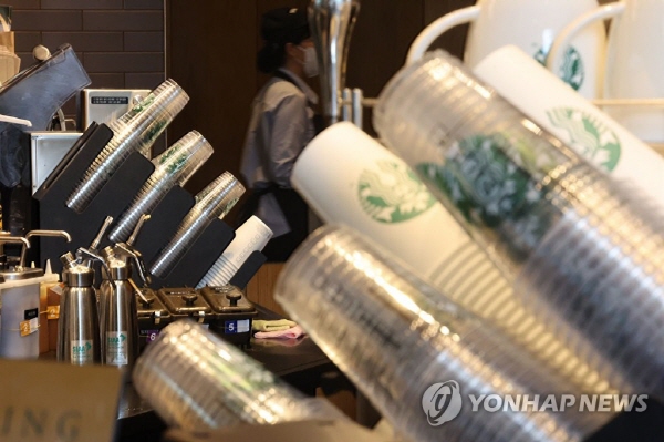 13일 서울의 한 커피 전문점에 놓인 일회용 컵의 모습. <사진=연합뉴스>