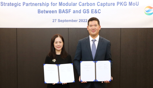 허윤홍 GS건설 신사업 부문대표(오른쪽)와 에블린 쉔(Evelyn Shen) 바스프 Vice President가 탄소포집장치 표준 모듈화 사업 협력 MOU를 체결한 뒤 기념사진을 촬영 중이다. <사진=GS건설>