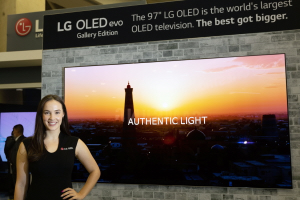 LG전자 모델이 북미 시장에 출시된 97형 올레드 TV를 소개하고 있다. <사진=LG전자>