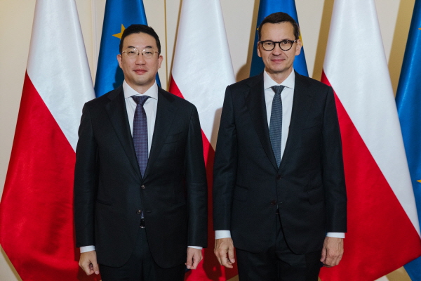 구광모 LG 대표(왼쪽)가 현지시간으로 지난 3일 폴란드 바르샤바에서 마테우슈 모라비에츠키 폴란드 총리를 예방, 기념사진을 촬영하고 있다. <사진=LG>
