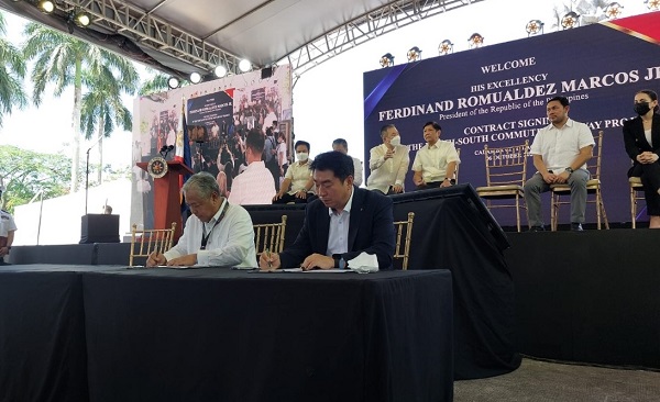 필리핀 페르디난드 마르코스 주니어 대통령(왼쪽)과 김종수 롯데건설 토목사업본부장이 계약서에 서명하고 있다. <사진=롯데건설>