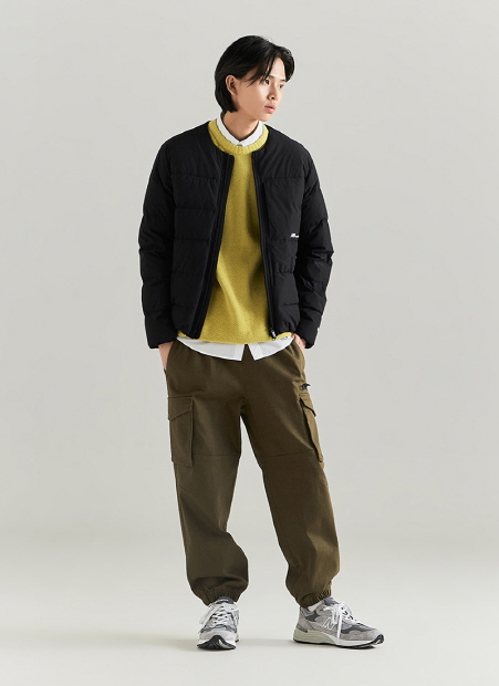 이랜드 모델이 뉴발란스 액티브 라이트 경량 다운 재킷을 입고 포즈를 취하고 있다. <사진=이랜드>