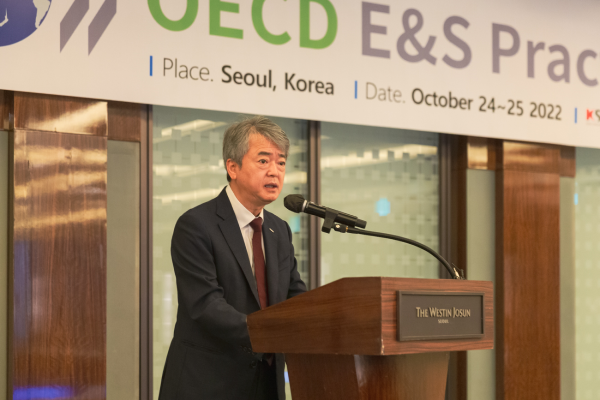 이인호 한국무역보험공사 사장이 24일 서울 중구 웨스틴조선 호텔에서 열린 ‘제46차 OECD 환경회의’에서 개회사를 하고 있다. <사진=한국무역보험공사>